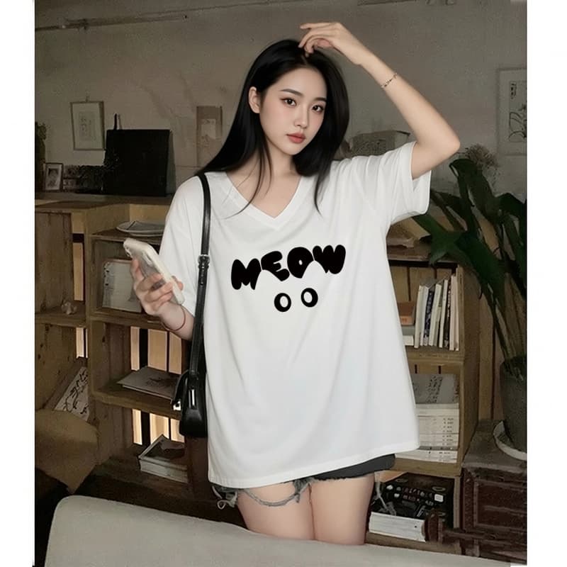 เสื้อยืดแขนสั้นคอวีทรงหลวมขนาดใหญ่สำหรับผู้หญิงไซส์ใหญ่ตัวนี้ เป็นเสื้อผ้าที่เหมาะสำหรับผู้หญิงรูปร่างอวบและมีน้ำหนักเกิ รูปที่ 3