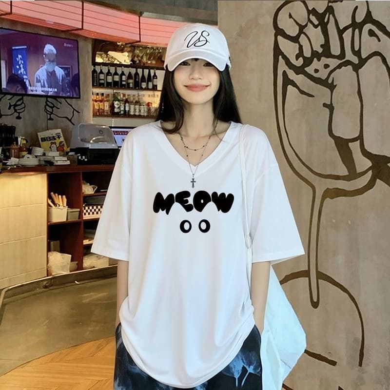 เสื้อยืดแขนสั้นคอวีทรงหลวมขนาดใหญ่สำหรับผู้หญิงไซส์ใหญ่ตัวนี้ เป็นเสื้อผ้าที่เหมาะสำหรับผู้หญิงรูปร่างอวบและมีน้ำหนักเกิ รูปที่ 6
