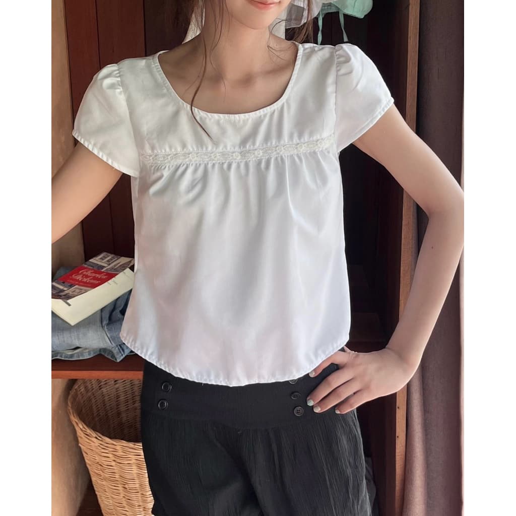 Aurelia top - เสื้อแขนพองเบาๆสีขาว ตกแต่งลูกไม้คั่นอก รูปที่ 2