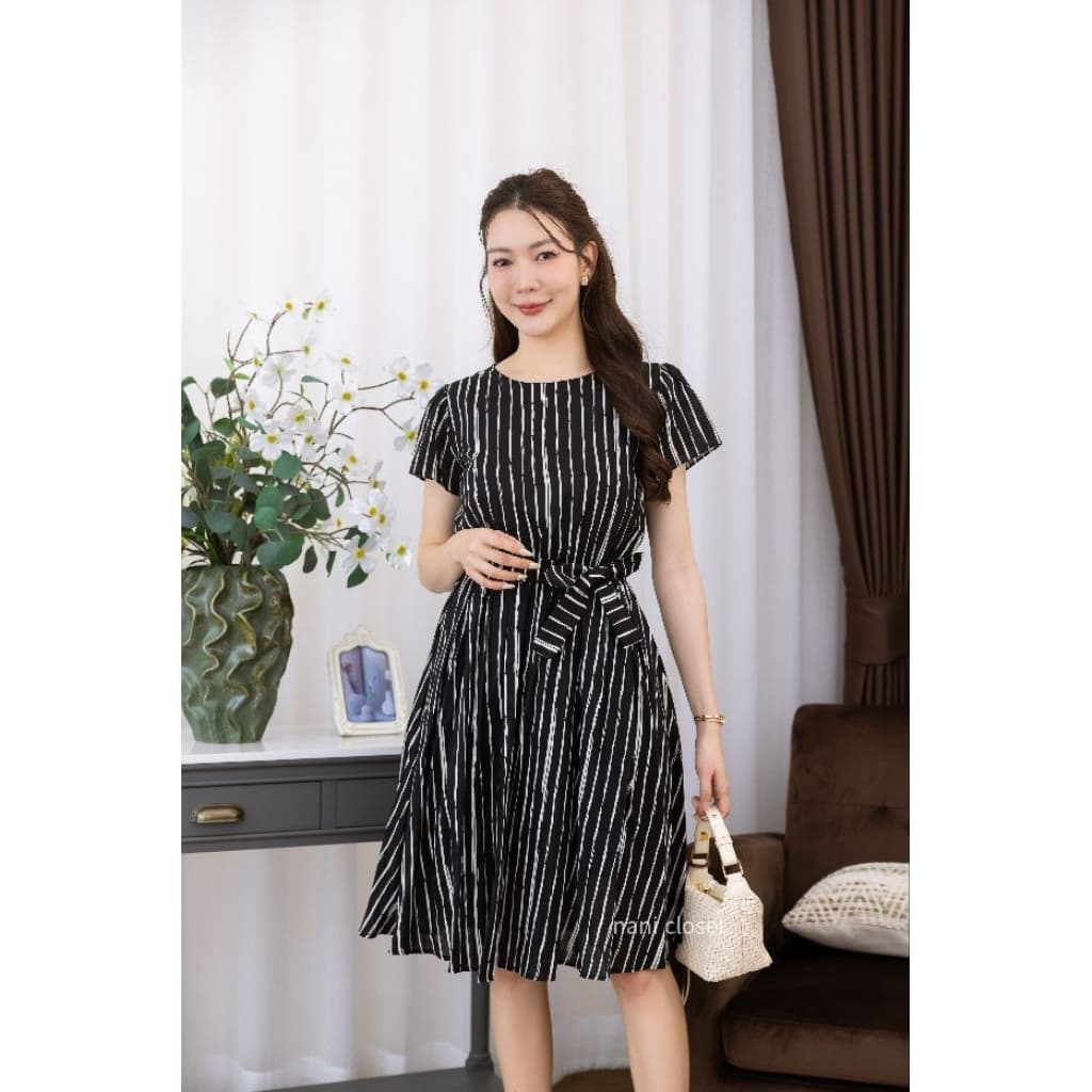 Sandra Dress เดรสไม่ต้องรีด คอกลม ทรงสวย ผ้าเนื้อนิ่มใส่สบาย เที่ยวคาเฟ่ มีซับในทั้งชุดและมีกระเป๋า รูปที่ 9