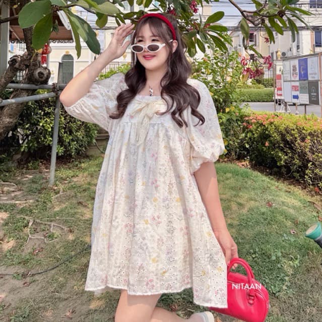 NITAAN LISA DRESS น้องลิซ่า น่ารักมากก เจ้าหญิงวงการโอเว่อร์ไซส แขนพองเกาหลี คอเหลี่ยมติดโบว์ มีกระเป๋าข้าง รูปที่ 2