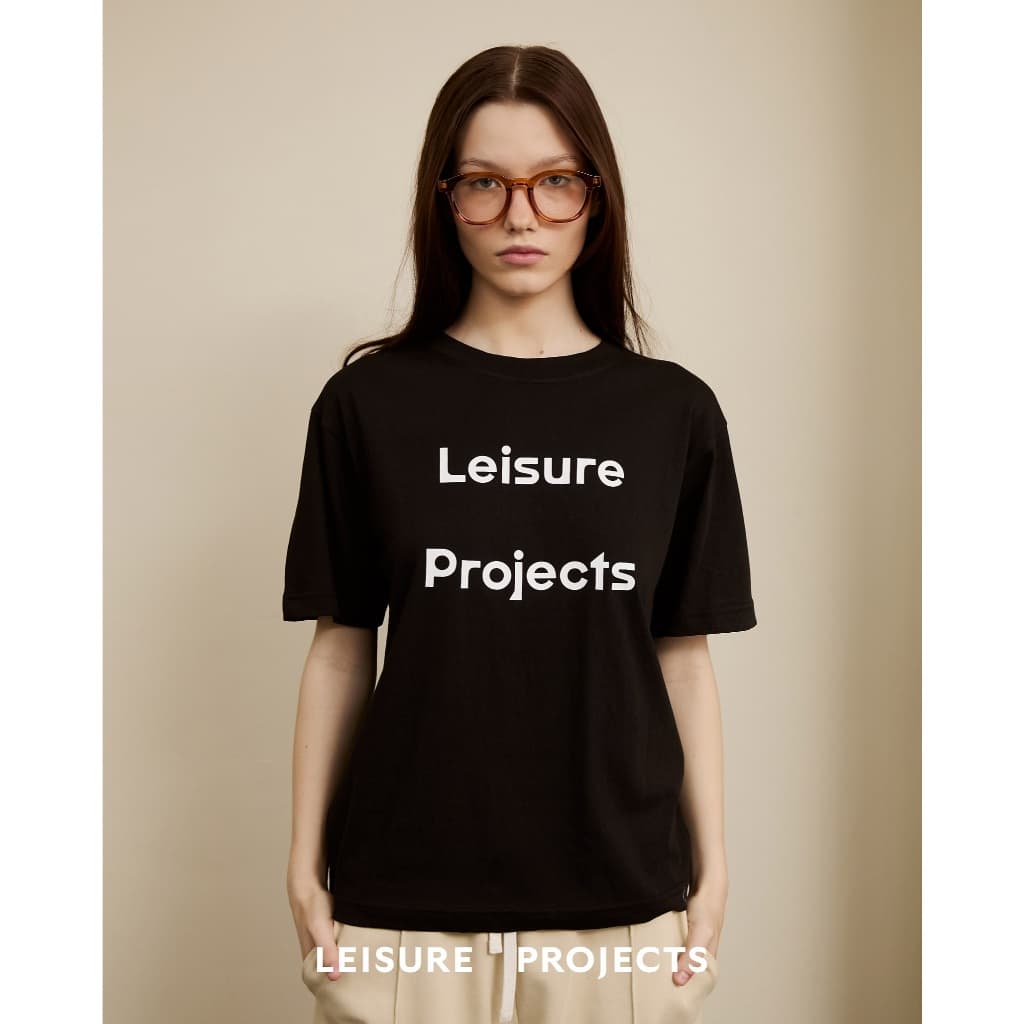 LEISURE LOGO SHORT SLEEVES T-SHIRT เสื้อเเขนสั้น ผ้าทอลายสลาฟ พิมพ์โลโก้ Leisure สี tone on tone รูปที่ 4