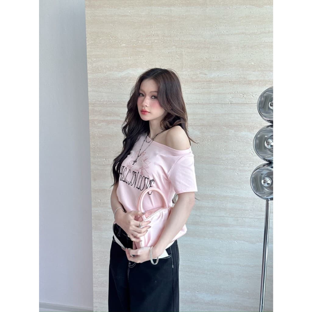 Choosedress A2031 Cupid Shoulder Tee เสื้อยืดคอกว้าง เสื้อปาดไหล่ สกรีนลายคิวปิก ดีเทลปักตัวอักษร รูปที่ 4