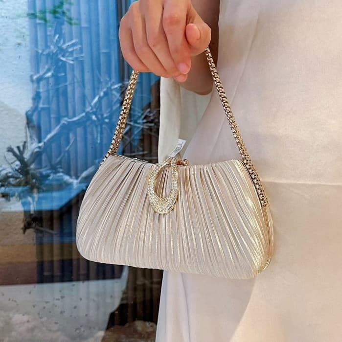 (เเถมฟรีต่างหู) กระเป่าถือออกงานรุ่น Silk Cloth มี 3 สี เงิน ดำ เเชมเปญ  หูจับอะไหล่สีทองดีไซส์สวยสะดุดตา