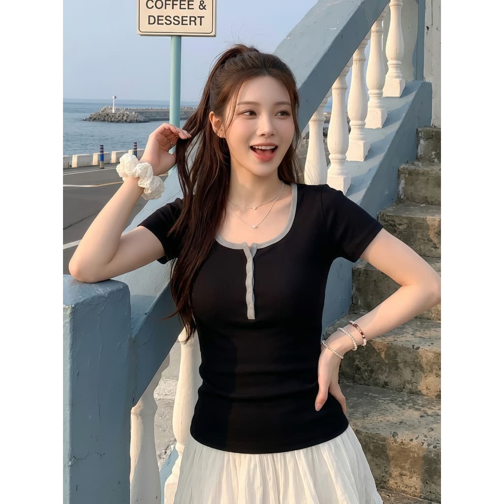 MUDO เสื้อยืดแขนสั้นผู้หญิง คอครึ่งเปิดกระดุมสีตัดกันสไตล์เกาหลีสาวฮอตเซ็กซี่ ทรงกระชับร่างช่วยให้ดูผอมลงเรียบหรูมิ#1013 รูปที่ 2