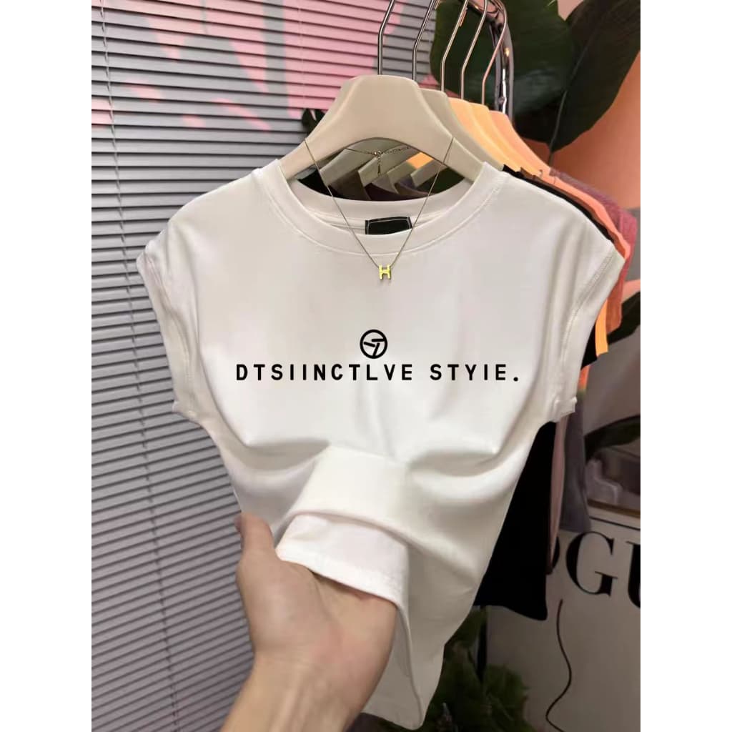 เสื้อยืดแขนกุดทรงเข้ารูปคุณภาพสูงสำหรับผู้หญิง ดีไซน์เรียบหรู แขนกุด คอทรงกลม เสื้อครอป จัดส่งจากกรุงเทพฯ รูปที่ 2
