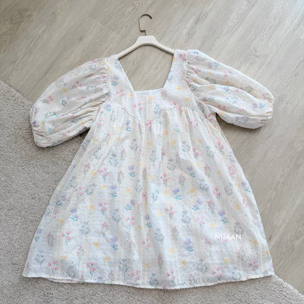 NITAAN LISA DRESS น้องลิซ่า น่ารักมากก เจ้าหญิงวงการโอเว่อร์ไซส แขนพองเกาหลี คอเหลี่ยมติดโบว์ มีกระเป๋าข้าง รูปที่ 5