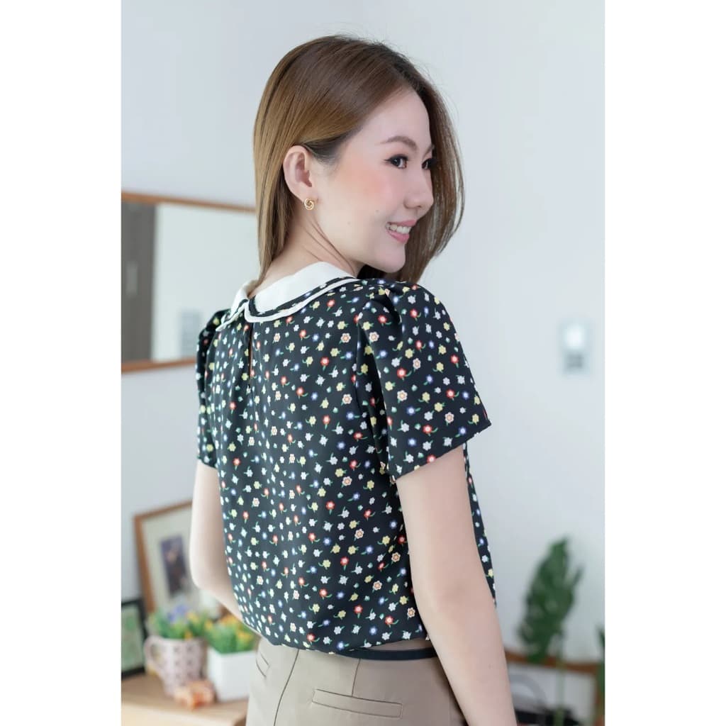 Narinari : MT4101 Trimmed Peter Pan Collar Blouse เสื้อทำงานปกบัวผ้าพิมพ์ลาย รูปที่ 8