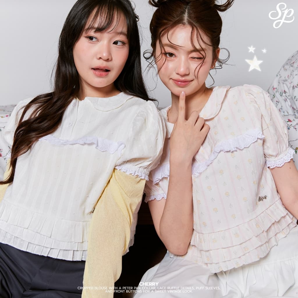 Cherry Crop_SP137 เสื้อครอปคอบัวแต่งระบาย กระดุม 3 เม็ด ลูกไม้หน้า โลโก้เหล็กSudpung รูปที่ 3