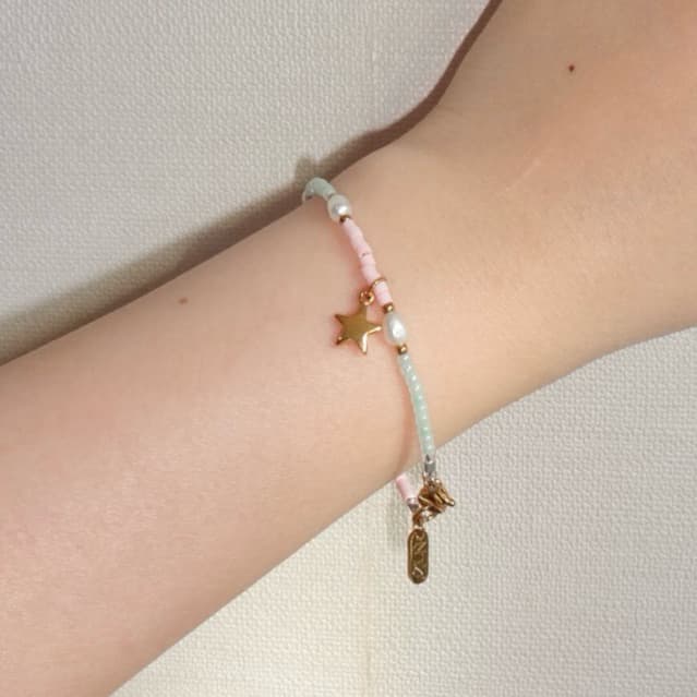 nice try studio - Star Girls Mini Pearl Bracelet สร้อยข้อมือไข่มุกแท้และลูกปัด ห้อยจี้ดาว ไม่ลอก ไม่ดำ รูปที่ 1