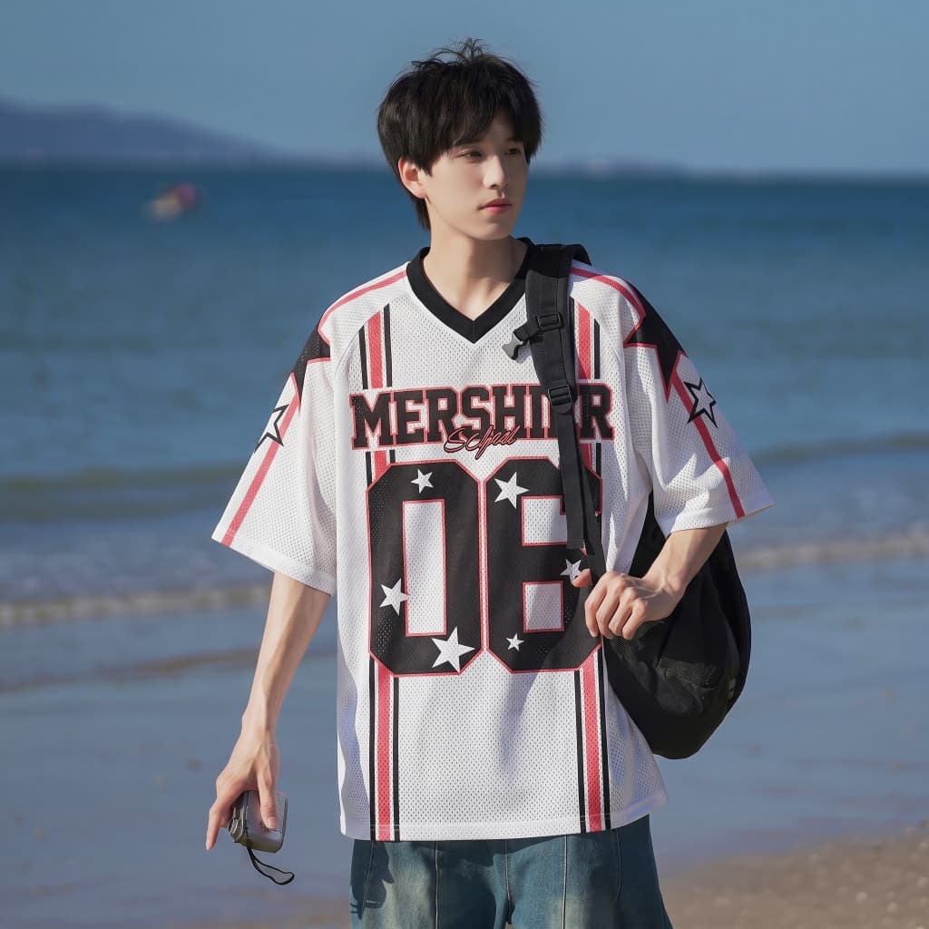 BecoolManวินเทจสไตล์อเมริกัน เสื้อยืด พิมพ์ลายดิจิตอล เสื้อบอล ตาข่ายกลวง ระบายอากาศฤดูร้อน คอวี สไตล์สปอร์ตทรงหลวม รูปที่ 4
