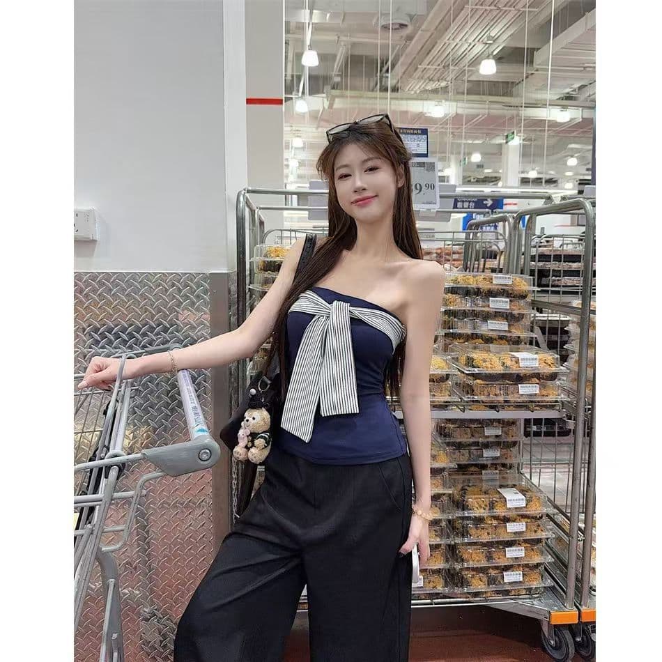 Rosie เสื้อเกาะอกผู้หญิง สีพื้น แขนกุด เสื้อครอปทรงรัดรูป ดีไซน์เชื่อกผูกหน้าอ เซ็กซี่แฟชั่นY2K สไตล์อเมริกัน รูปที่ 8