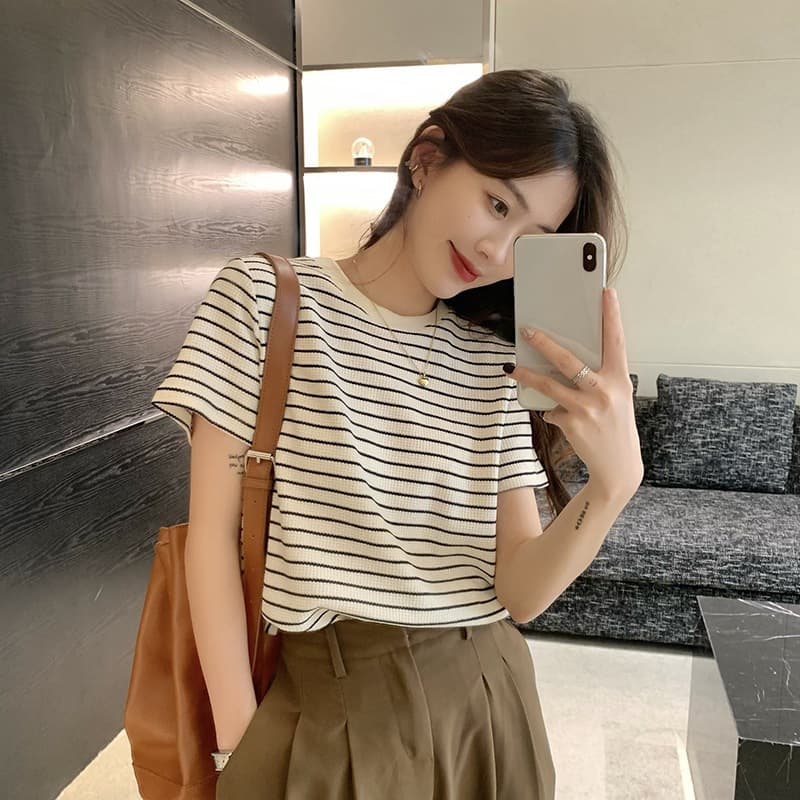 ในไทย** เสื้อยืดแขนสั้นคอกลมสีครีม ผ้าร่อง แขนสั้นลายทาง Y294 รูปที่ 5