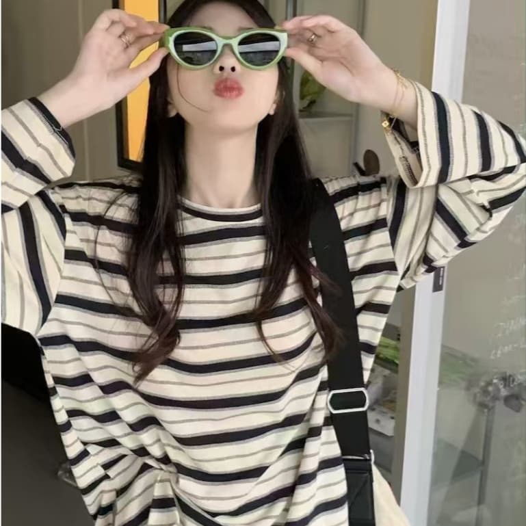 สินค้า เสื้อยืดคอกลม แขนยาว เสื้อยืดลำลอง ลายทางสไตล์เกาหลี ผ้าใส่สบายสำหรับผู้หญิง รูปที่ 1