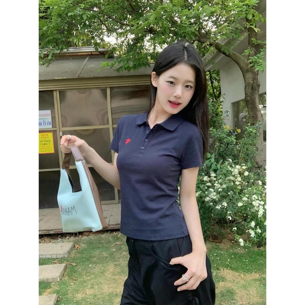 เสื้อยืดผู้หญิง คอปก แขนสั้น กระดุมหน้า ผ้านิ่ม ใส่สบาย ลุคมินิมอล เรียบหรู ทุกวัน | Black Cherry รูปที่ 8