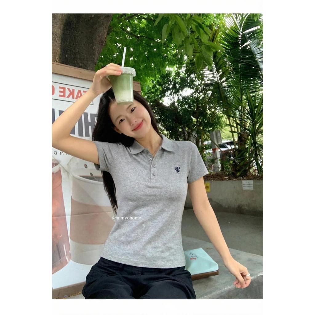 เสื้อยืดผู้หญิง คอปก แขนสั้น กระดุมหน้า ผ้านิ่ม ใส่สบาย ลุคมินิมอล เรียบหรู ทุกวัน | Black Cherry รูปที่ 3