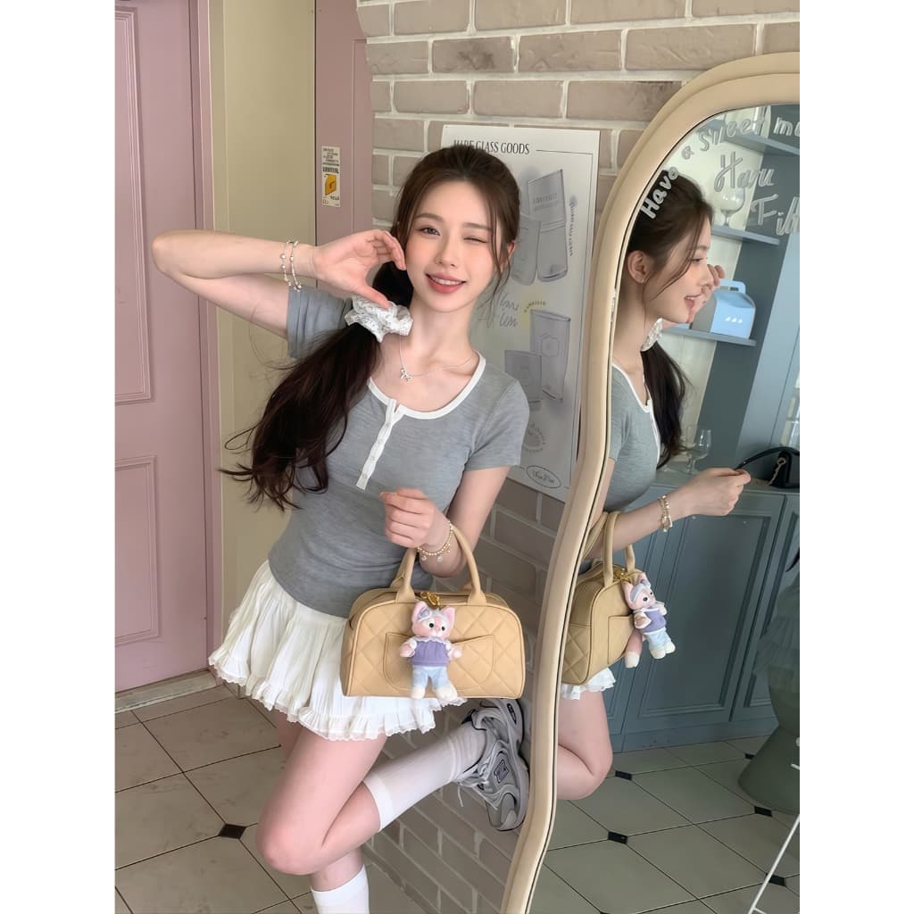 MUDO เสื้อยืดแขนสั้นผู้หญิง คอครึ่งเปิดกระดุมสีตัดกันสไตล์เกาหลีสาวฮอตเซ็กซี่ ทรงกระชับร่างช่วยให้ดูผอมลงเรียบหรูมิ#1013 รูปที่ 5