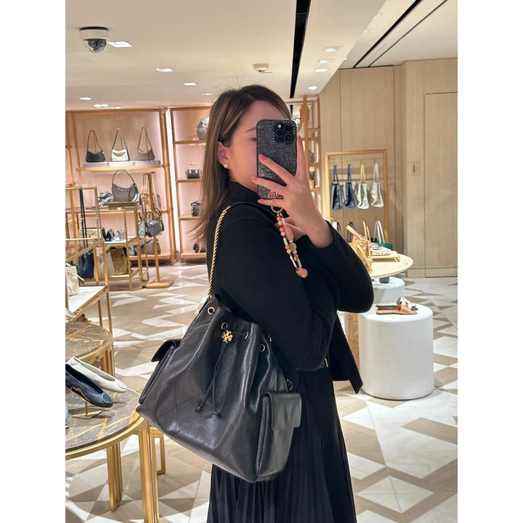 ของแท้Tory Burch Charlie Bucket bag Shoulder bag กระเป๋าสะพายไหล่ดีไซน์รูดเชือก การเย็บตารางเพชร รูปที่ 3