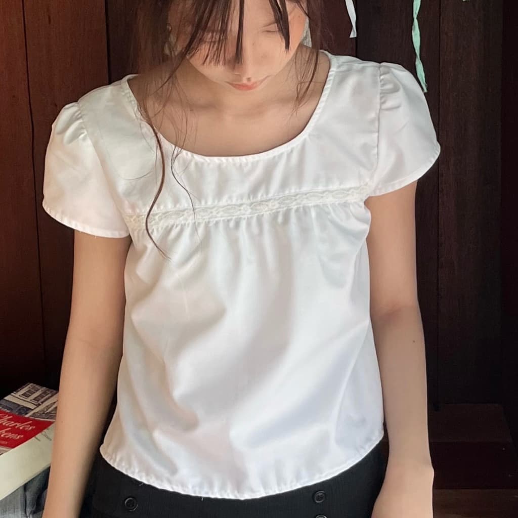 Aurelia top - เสื้อแขนพองเบาๆสีขาว ตกแต่งลูกไม้คั่นอก รูปที่ 4
