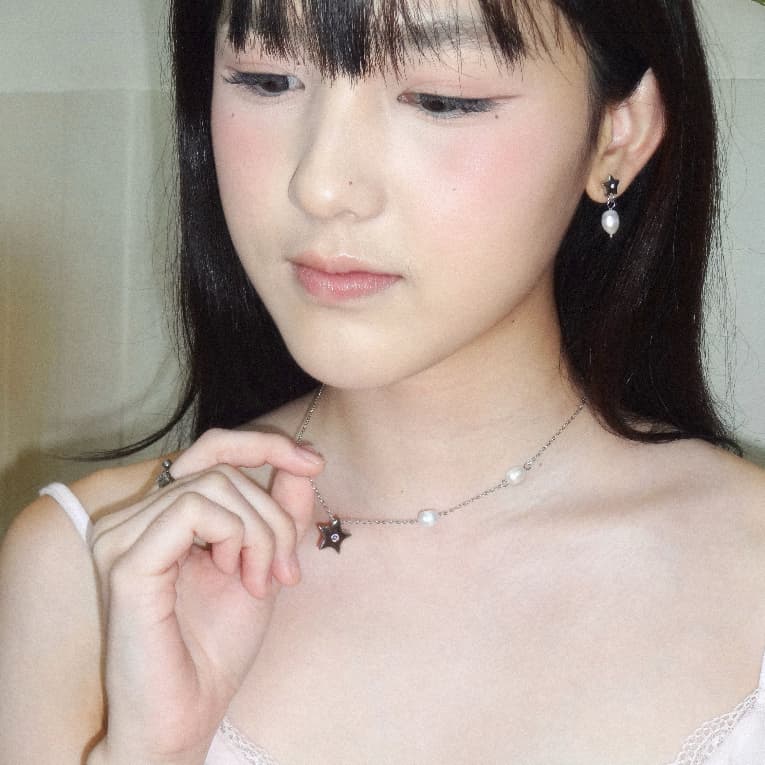 nice try studio - True Star Double Pearl Necklace สร้อยคอจี้ดาว ไข่มุกแท้ กันน้ำ กันเหงื่อ รูปที่ 1