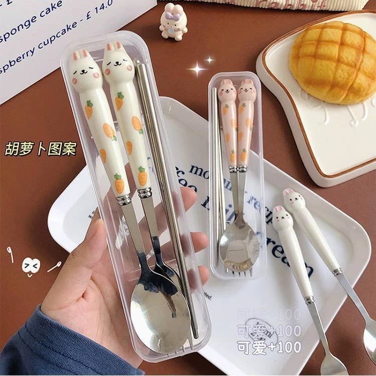 ชุดช้อนส้อมสแตนเลส สไตล์น่ารักสร้างสรรค์กระต่ายแครอทนักเรียนกลางแจ้งพกพาตะเกียบช้อนส้อมสามชิ้น รูปที่ 2