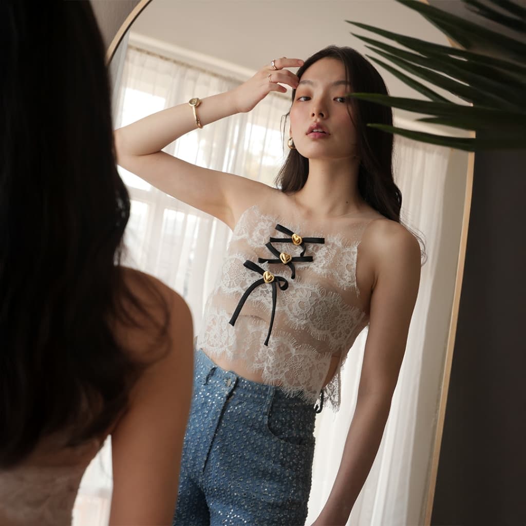 LUCA STUDIO_Karina crop top - เสื้อครอปผ้าตาข่ายแขนกุด ซ้อนด้วยผ้าลูกไม้ ตกแต่งโบว์และกระดุมหัวใจ รูปที่ 3