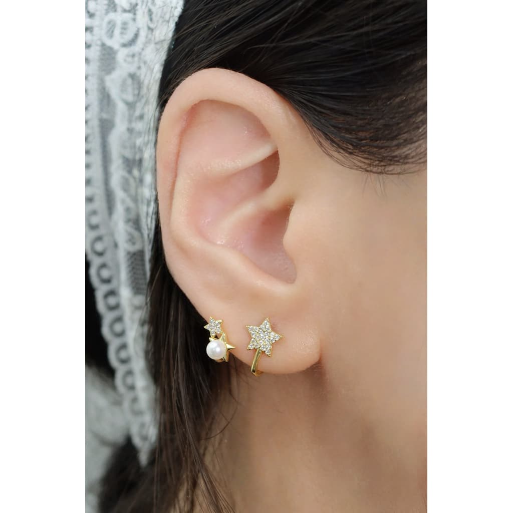 Trophies.co - Triple Star Earrings 𝑻𝒓𝒐𝒑𝒉𝒊𝒆𝒔.𝒄𝒐 𝒔𝒊𝒈𝒏𝒂𝒕𝒖𝒓𝒆 ต่างหูดาวเพชรและไข่มุก รูปที่ 5