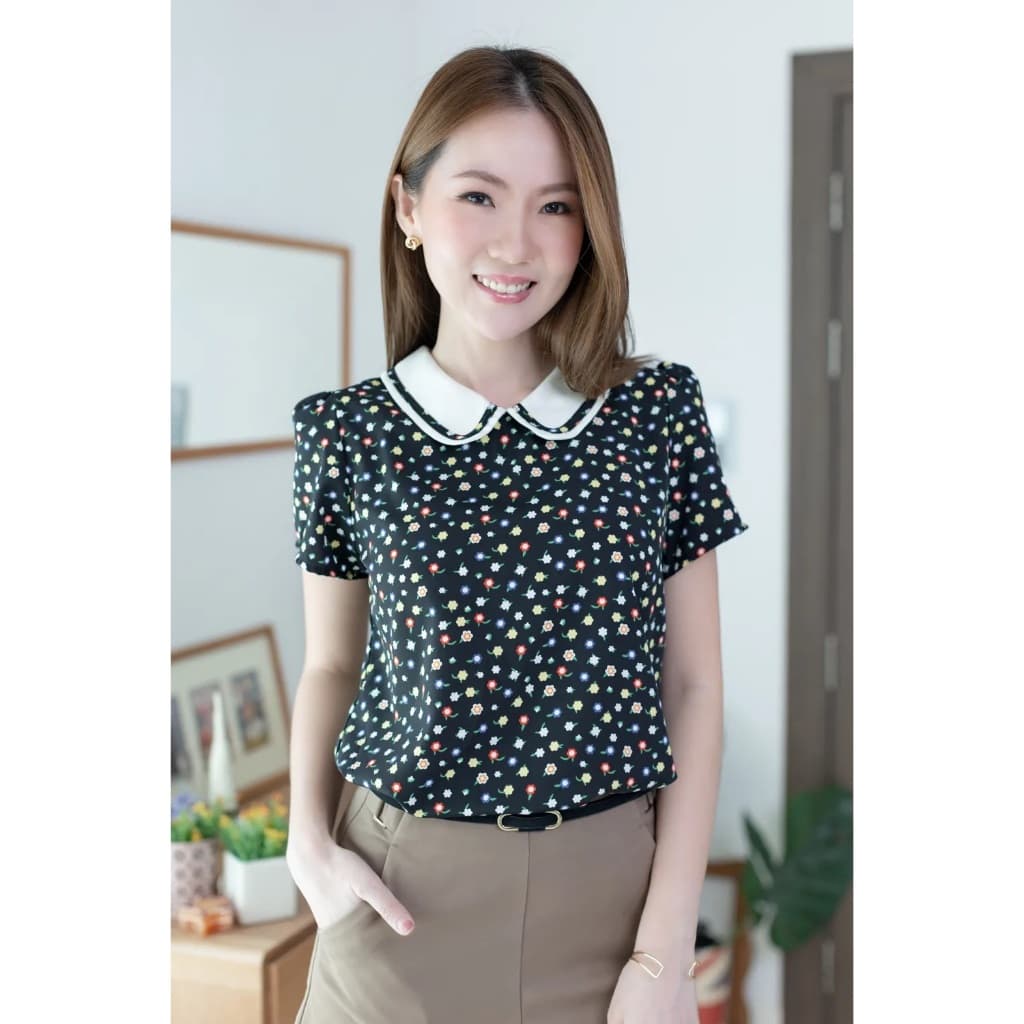 Narinari : MT4101 Trimmed Peter Pan Collar Blouse เสื้อทำงานปกบัวผ้าพิมพ์ลาย รูปที่ 2