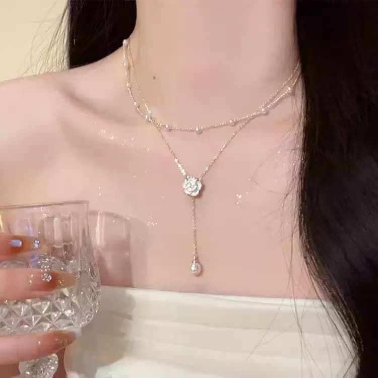 พร้อ​มส่งสร้อยคอไข่มุกคามิลเลียสองชั้น 1 ชิ้น สร้อยคอผู้หญิงแบบเข้าชุดกันทันสมัย รูปที่ 4