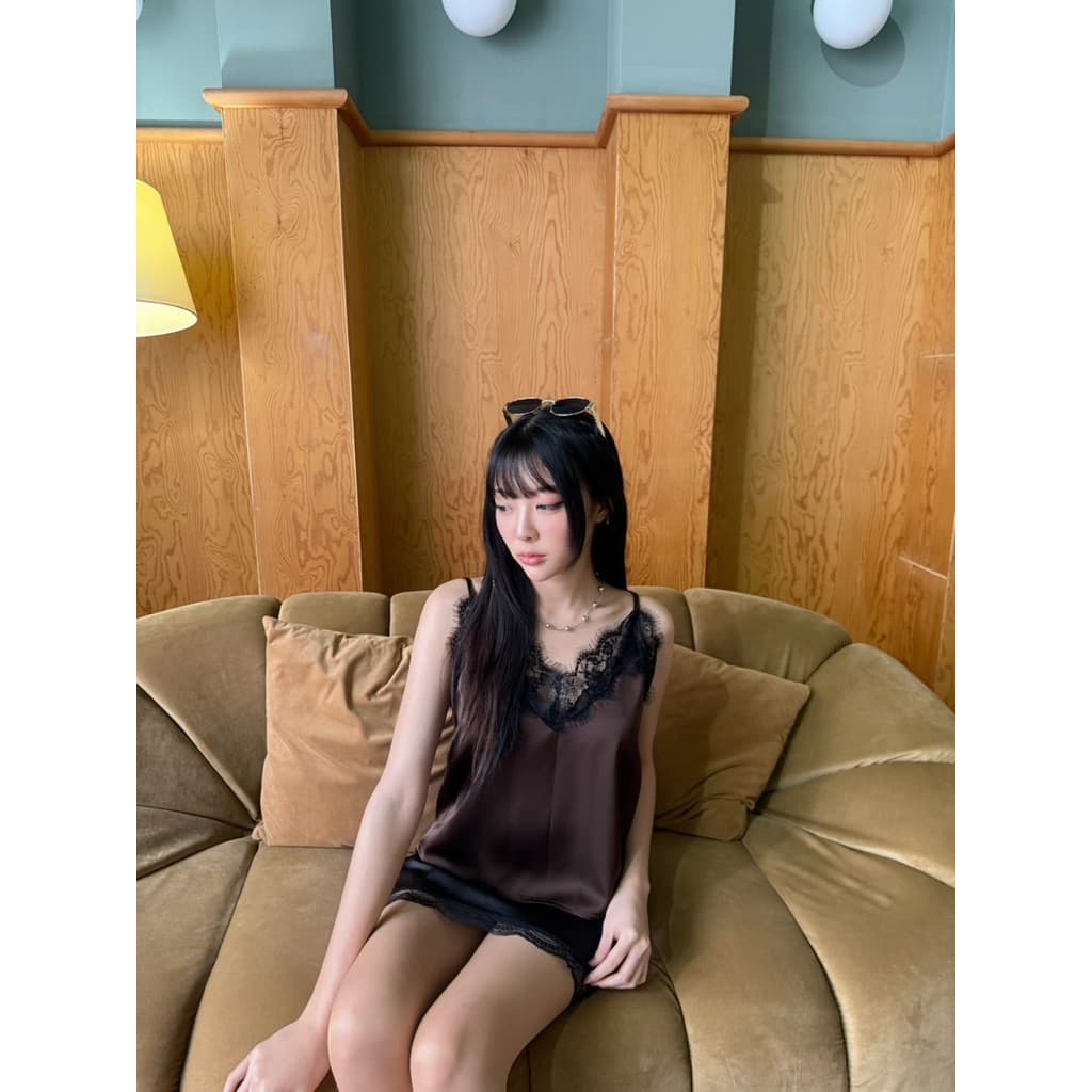 BY IRA Harmony top เสื้อสายเดี่ยวผู้หญิง สีพื้น แต่งลูกไม้ เสื้องานผ้าซาติน งานคอวี รูปที่ 2