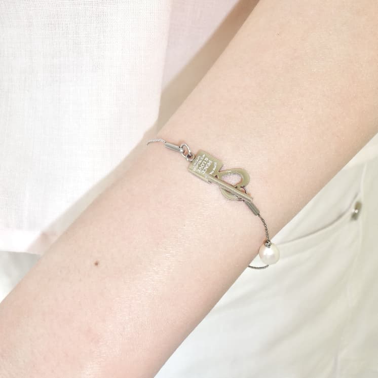 nice try studio x garnet - Peace & Love Heart Hold Bracelet สร้อยข้อมือลายหัวใจ พร้อมไข่มุกแท้ กันน้ำ กันเหงื่อ รูปที่ 1