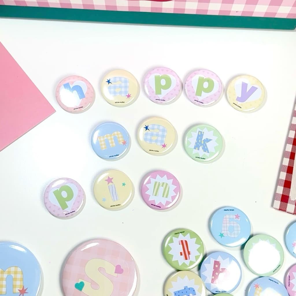 เข็มกลัด ตัวอักษร A-Z ขนาด 58 mm. Alphabet Button Badges | STICKO BUFFET รูปที่ 2