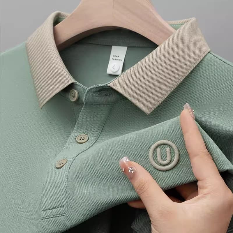 เสื้อโปโลแขนสั้นมีปกสำหรับผู้ชายรุ่นใหม่ล่าสุดสำหรับฤดูร้อน ดีไซน์ทันสมัยพร้อมปักลายและรูปทรงตัว U รูปที่ 1
