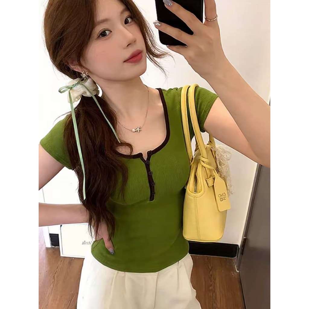 MUDO เสื้อยืดแขนสั้นผู้หญิง คอครึ่งเปิดกระดุมสีตัดกันสไตล์เกาหลีสาวฮอตเซ็กซี่ ทรงกระชับร่างช่วยให้ดูผอมลงเรียบหรูมิ#1013 รูปที่ 8