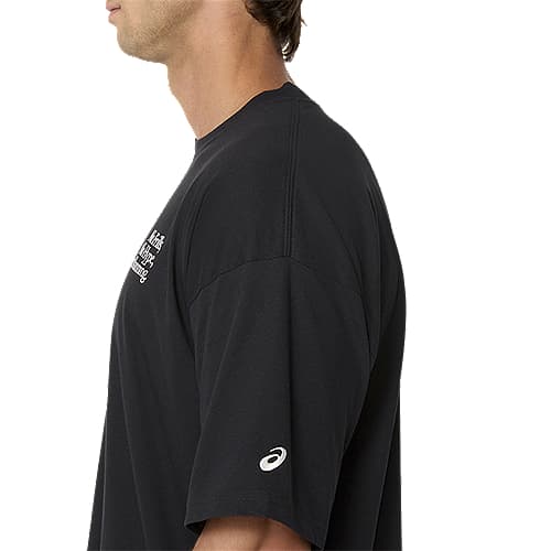 ASICS : 2031F321.002 RUNNER MESSAGE GRAPHIC RELAXED TEE MEN เสื้อคอกลมผู้ชาย รูปที่ 5