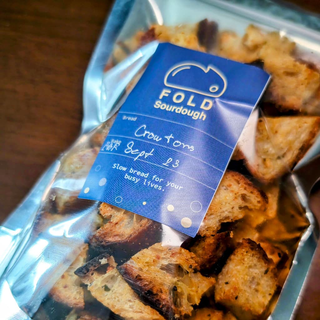 Sourdough Croutons with Garlic and Parsley - ขนมปังซาวร์โดอบกรอบกับกระเทียมและพาร์สเลย์ รูปที่ 3