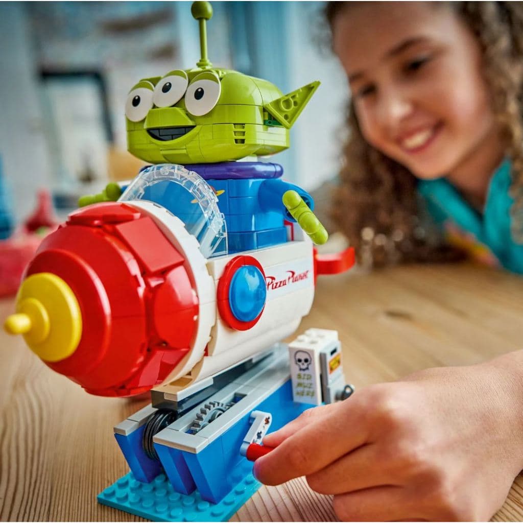 LEGO® | Disney and Pixar Toy Story Alien with Pizza Planet Rocket Ride 43307 รูปที่ 7