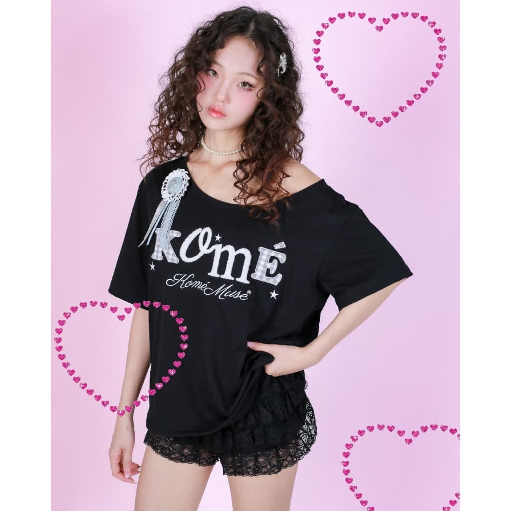 kome.offi เสื้อยืดโอเวอร์ไซส์ปาดไหล่ ลาย komé muse รูปที่ 8