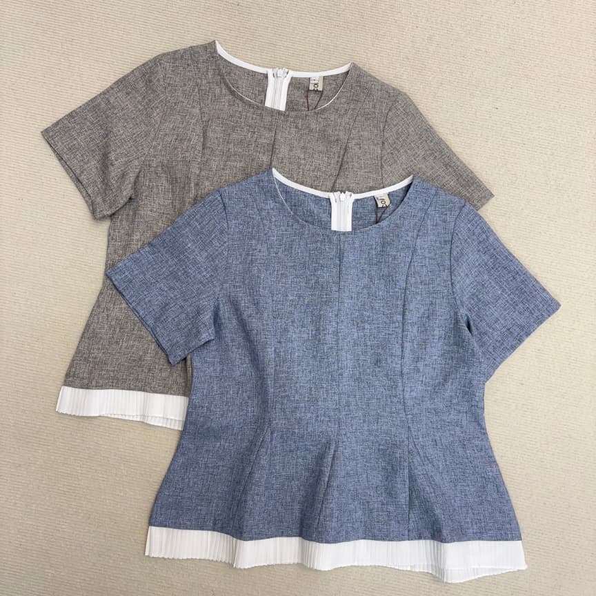 Glucoat | เสื้อแขนสั้น คอกลม ตีเกล็ดหน้า ซิปหลังยาว รูปที่ 4