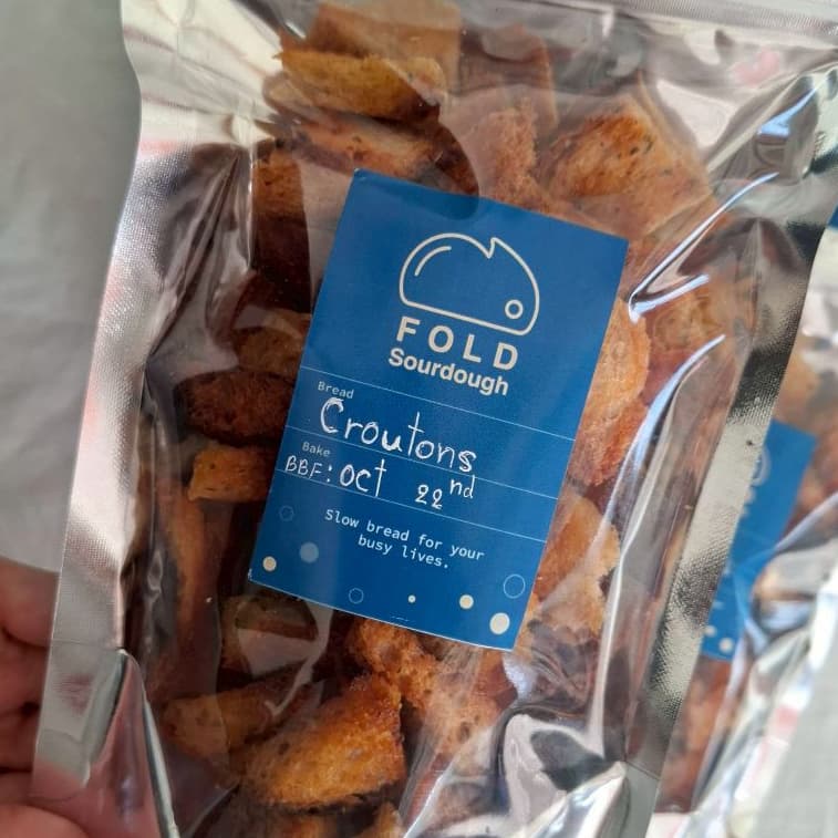 Sourdough Croutons with Garlic and Parsley - ขนมปังซาวร์โดอบกรอบกับกระเทียมและพาร์สเลย์ รูปที่ 1