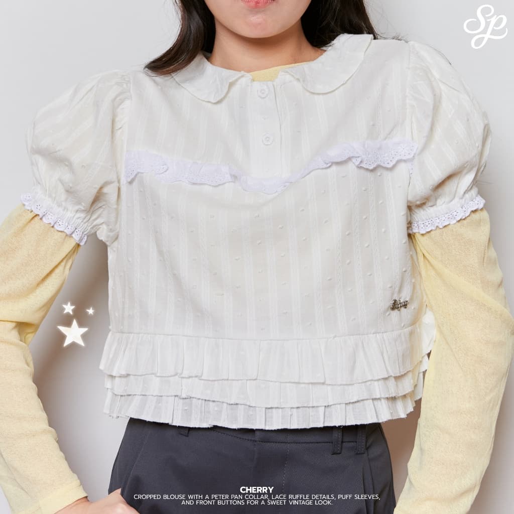 Cherry Crop_SP137 เสื้อครอปคอบัวแต่งระบาย กระดุม 3 เม็ด ลูกไม้หน้า โลโก้เหล็กSudpung รูปที่ 6