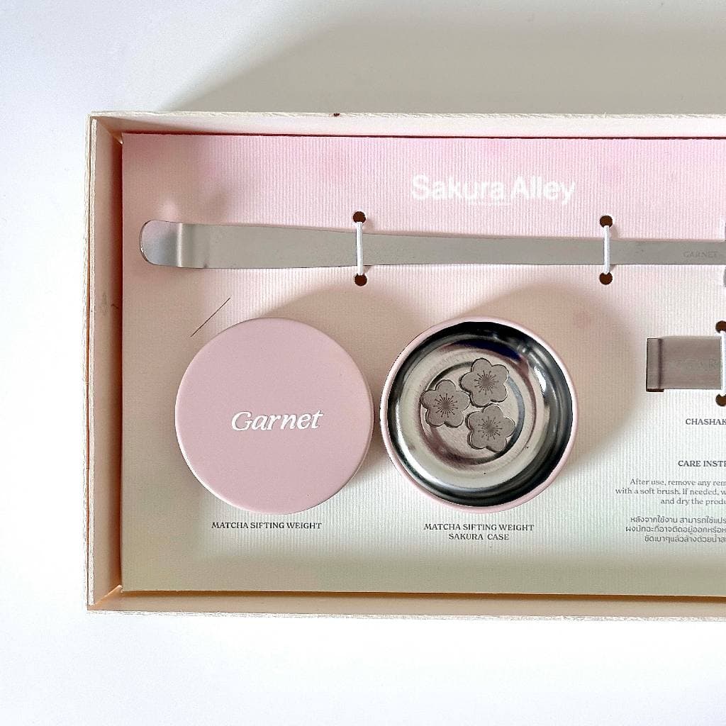 GARNET Sakura Alley Matcha Sifting Weight & Spoon Box Set – เซตลูกร่อนมัทฉะพร้อมช้อนตักมัทฉะลายดอกซากุระแบบ box set รูปที่ 2