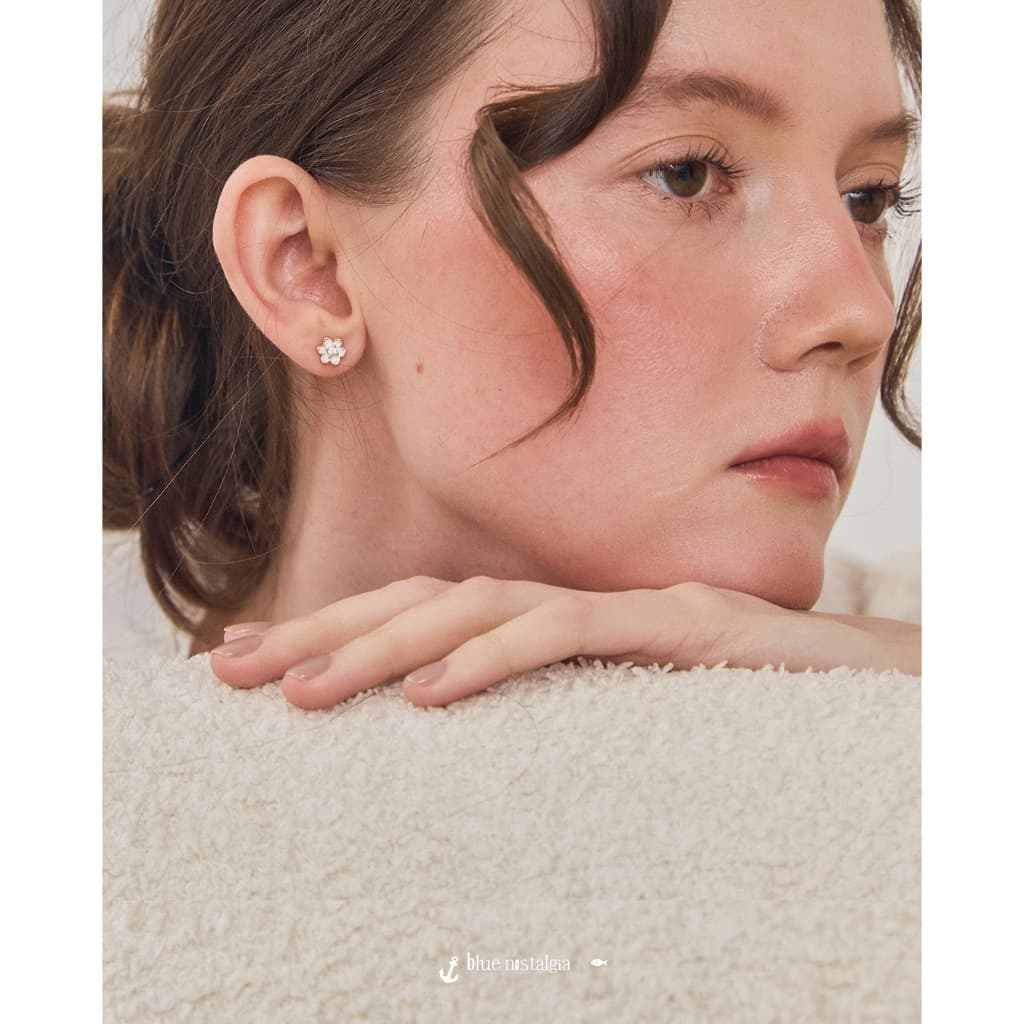 Julys - acrylic daisy stud earrings รูปที่ 2