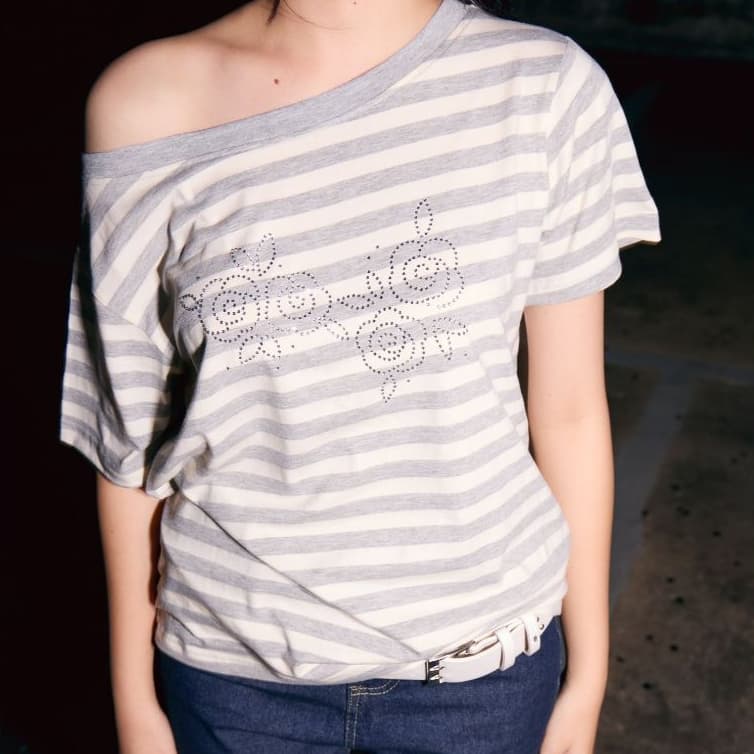 rand0m piece - Rosanna Stripe Off Shoulder Top เสื้อยืดปาดไหล่ลายทาง แต่งเพชรลายดอกกุหลาบ รูปที่ 1