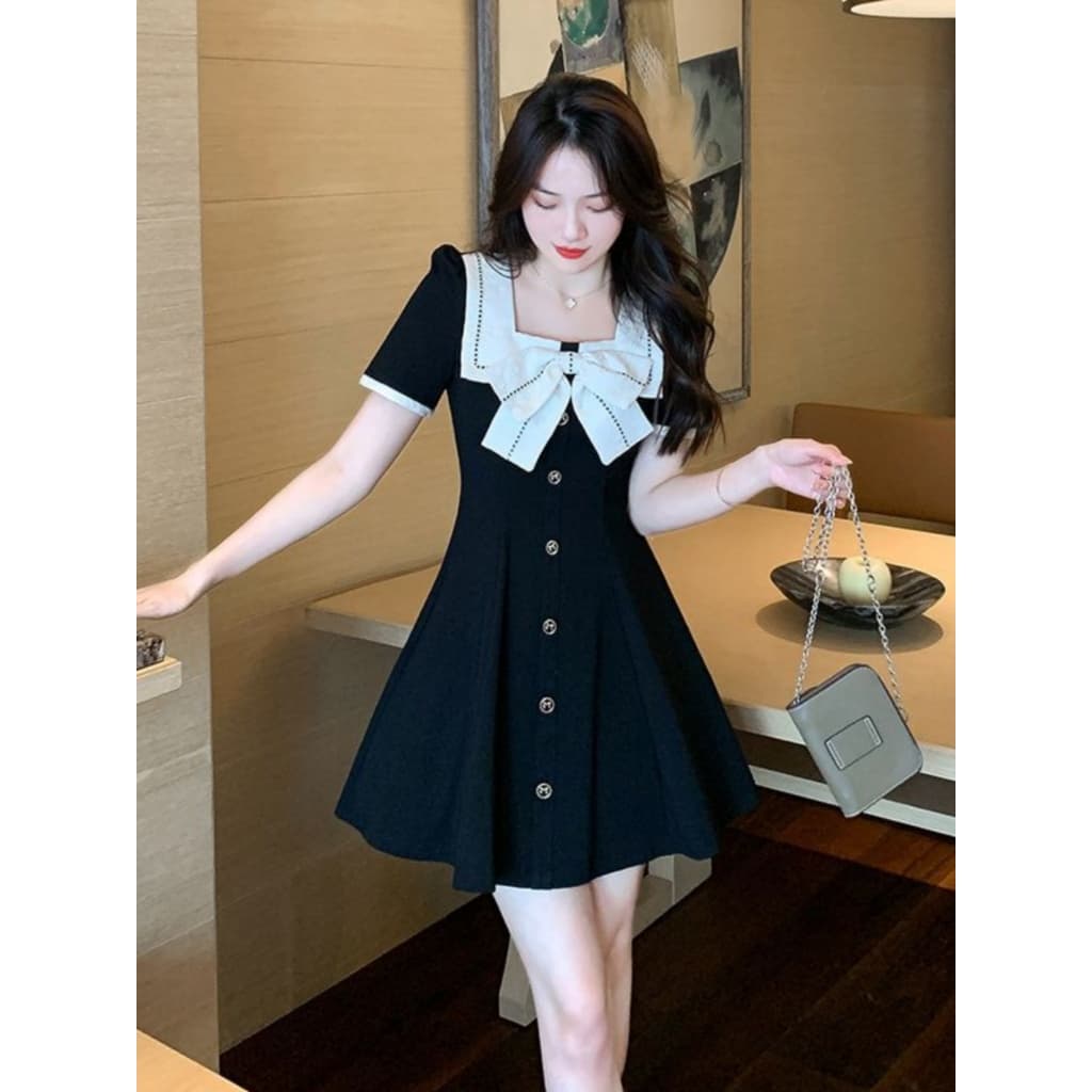 Hotgirl ชุดเดรสผู้หญิง มินิเดรสน่ารัก ชุดผู้หญิงสีดํา แต่งโบว์แขนสั้น คอเหลี่ยม สไตล์เฮปเบิร์น รูปที่ 4