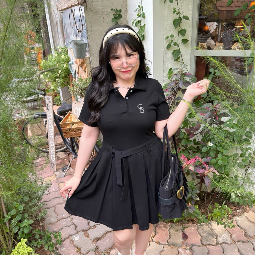 Amelie Dress เดรสอมิลี่ เดรสโปโลกระโปรงมีเข็มขัด ปักโลโก้ที่อก | Geebeety รูปที่ 2