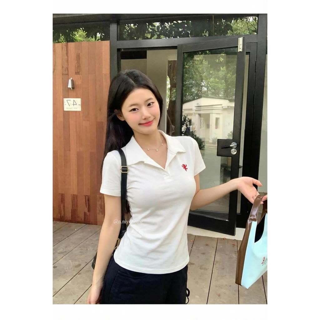 เสื้อยืดผู้หญิง คอปก แขนสั้น กระดุมหน้า ผ้านิ่ม ใส่สบาย ลุคมินิมอล เรียบหรู ทุกวัน | Black Cherry รูปที่ 2