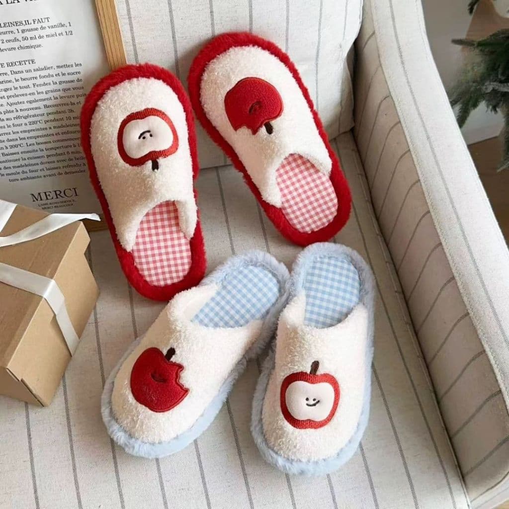 SHO-APPLEรองเท้าสลิปเปอร์ slipper ลายแอปเปิ้ล รองเท้าใส่ในบ้าน พื้นนิ่มมาก รองเท้าสไตล์เกาหลี รองเท้าสวม รูปที่ 1