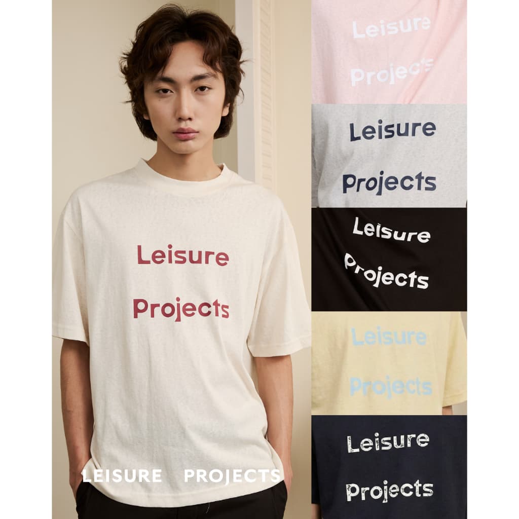 LEISURE LOGO SHORT SLEEVES T-SHIRT เสื้อเเขนสั้น ผ้าทอลายสลาฟ พิมพ์โลโก้ Leisure สี tone on tone รูปที่ 1