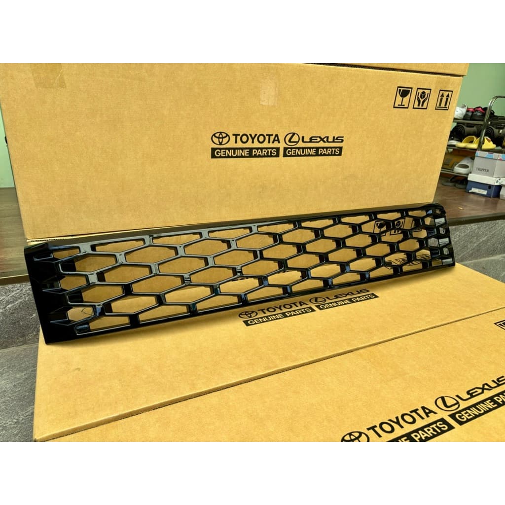 ของแท้ครับ!! กระจังหน้าทราโว่ HiluxTravo ToyotaHiluxTravo ของใหม่แท้ศูนย์ พาร์ทอะไหล่แท้ ถูกชัวร์ รูปที่ 2